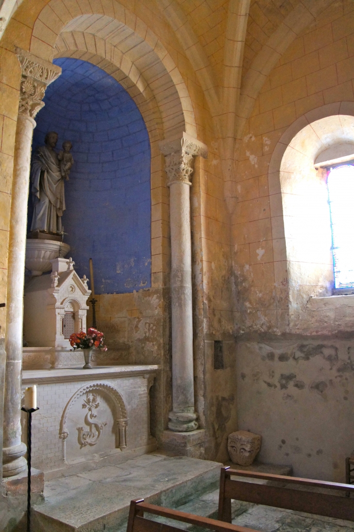 La Chapelle latérale sud est dans une absidiole voûtée en cul-de-four. Eglise Saint Julien. - Jayac