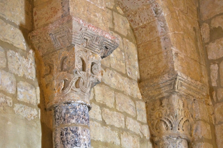 Eglise Saint Julien : chapiteaux sculptés du choeur. - Jayac