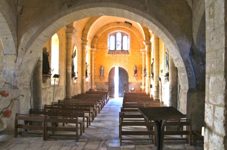 Eglise Saint julien. Du choeur vers le portail. - Jayac