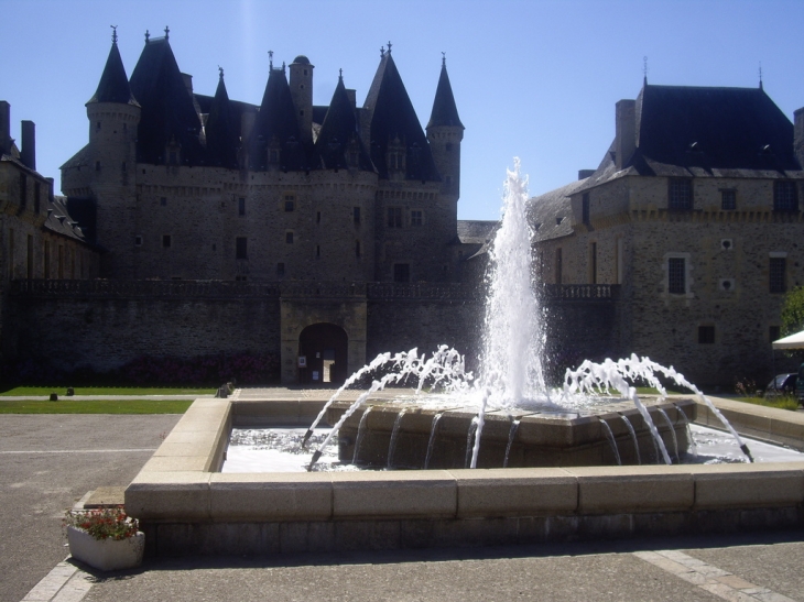 La fontaine devant le château (MH) 14/16ème. - Jumilhac-le-Grand