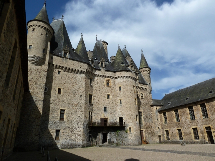 Dans la cour du château - Jumilhac-le-Grand