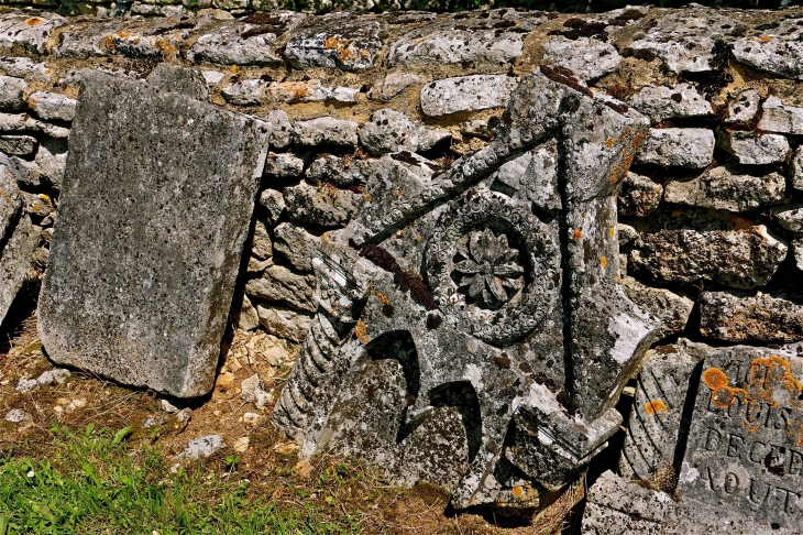 Le cimetière de l'Eglise Saint Barthélemy - La Cassagne