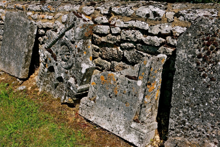 Le cimetière de l'Eglise Saint Barthélemy - La Cassagne