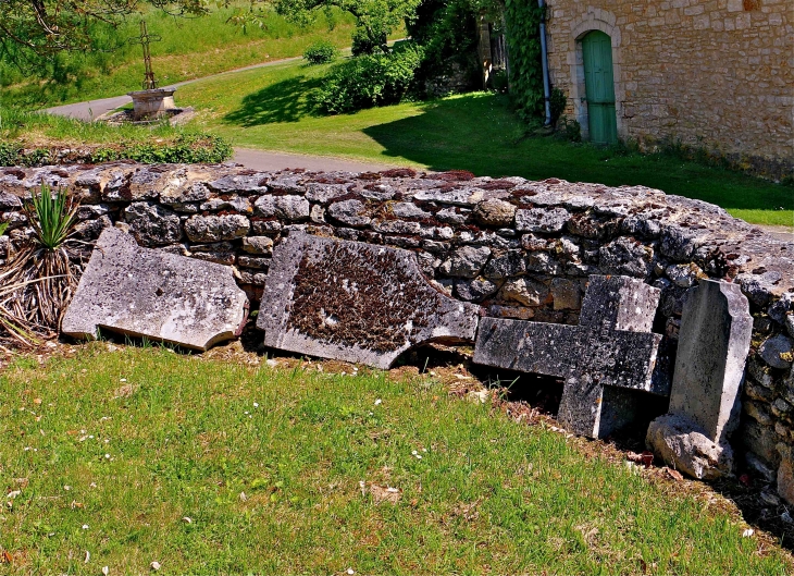 Le cimetière de l'Eglise Saint Barthélemy - La Cassagne