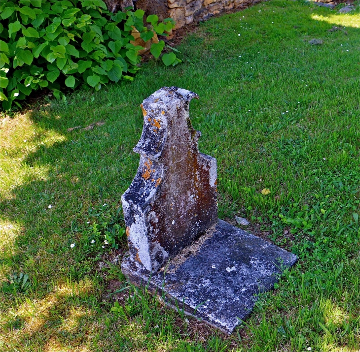 Le cimetière de l'Eglise Saint Barthélemy - La Cassagne