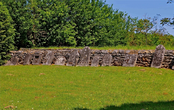 Le cimetière de l'Eglise Saint Barthélemy - La Cassagne