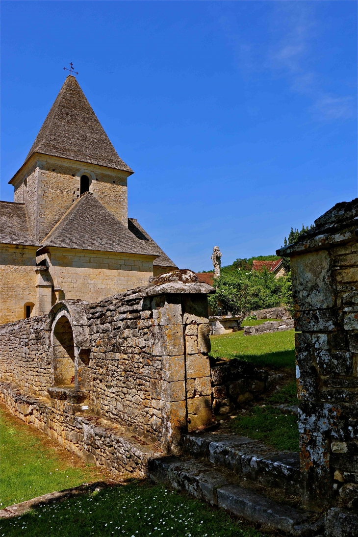 Le cimetière de l'Eglise Saint Barthélemy - La Cassagne