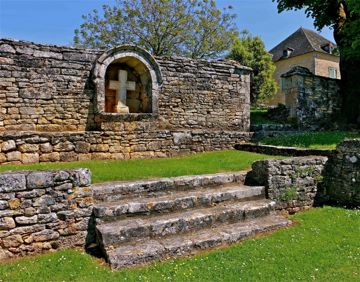 Le cimetière de l'Eglise Saint Barthélemy - La Cassagne