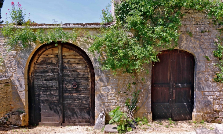 Les belles portes du prebytère - La Cassagne