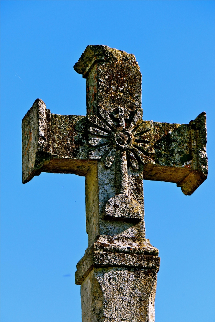 Détail de la croix de chemin - La Chapelle-Montabourlet