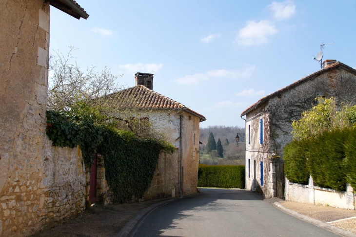 La route vers Saint-Crépin. - La Chapelle-Montmoreau