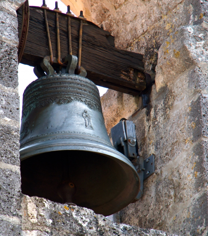 La cloche de l'église Saint-Pierre. - La Chapelle-Montmoreau