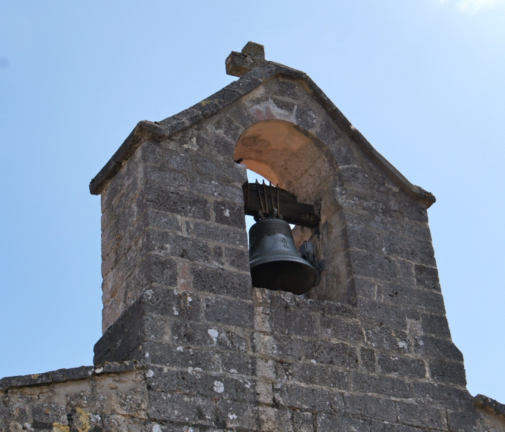 Le clocher-mur de l'église Saint-Pierre. - La Chapelle-Montmoreau