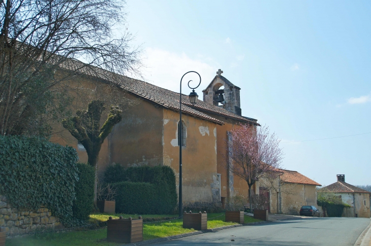 La façade latérale de l'église Saint-Pierre. - La Chapelle-Montmoreau