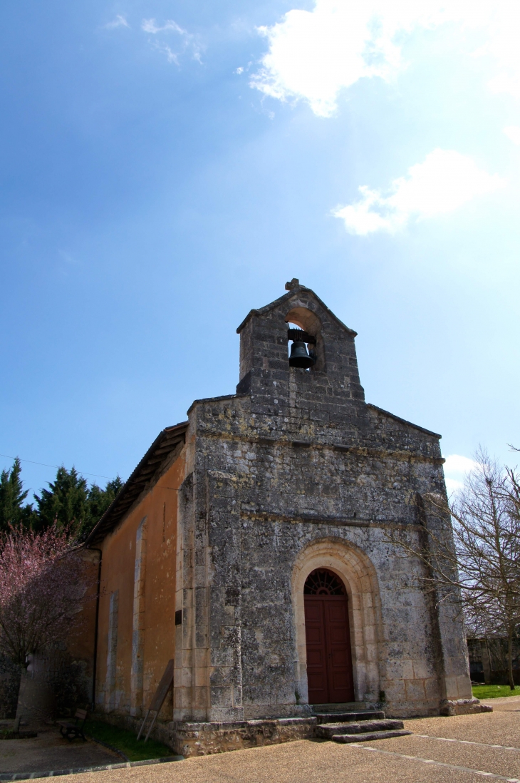 La façade occidentale de l'église Saint-Pierre, romane du XIIe siècle au clocher asymétrique. - La Chapelle-Montmoreau