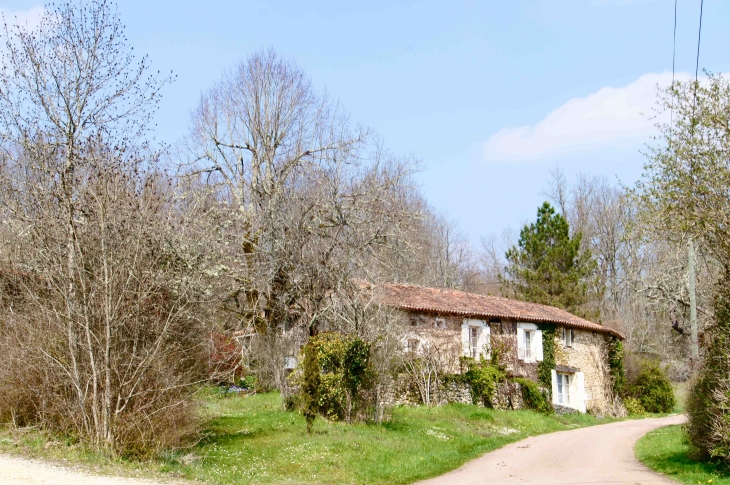 Auprès du lavoir; - La Chapelle-Montmoreau