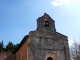 La façade occidentale de l'église Saint-Pierre, romane du XIIe siècle au clocher asymétrique.