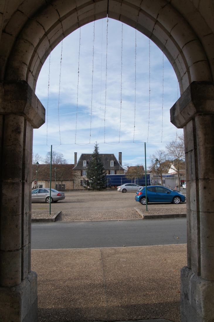 Du porche de l'église Saint joseph. - La Coquille