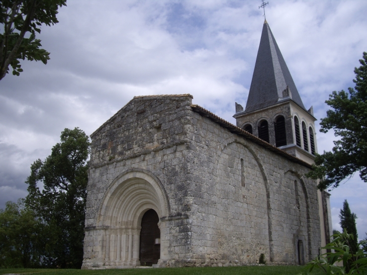 Eglise de fond roman début 13ème. - La Jemaye