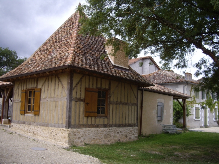 Le pigeonnier en torchis. - La Jemaye