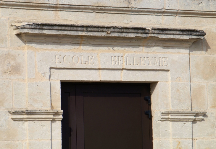 Linteau de l'ancienne école du village de Saint-Michel-l'écluse-et-Léparon. - La Roche-Chalais