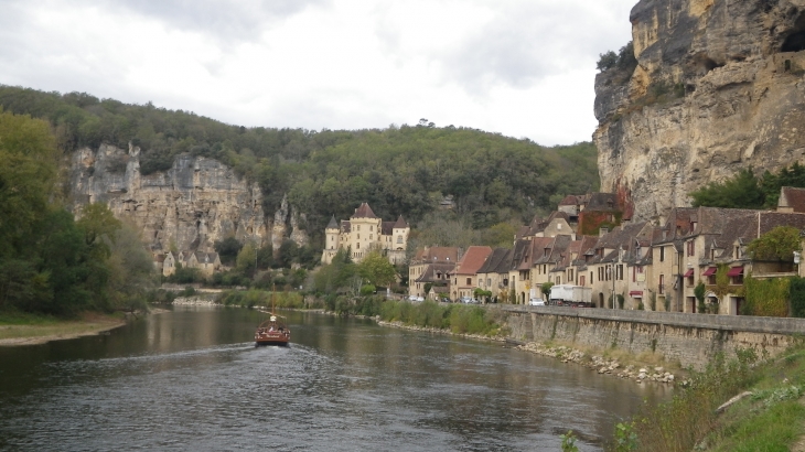Un gabarre sur la Dordogne face au village. - La Roque-Gageac