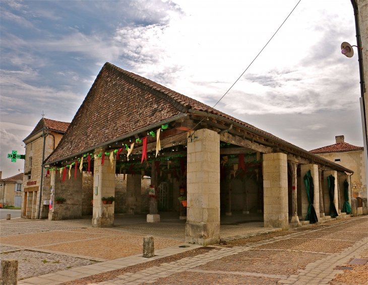 La halle du XVIIIe siècle - La Tour-Blanche