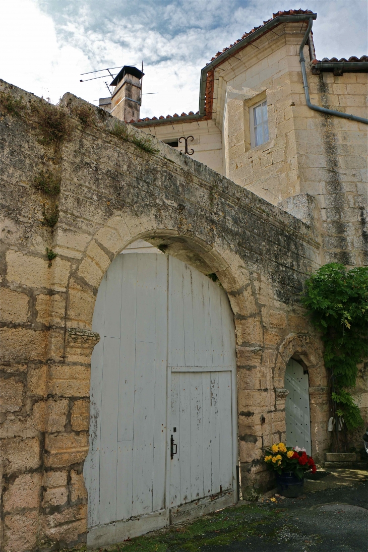 Dans le village - La Tour-Blanche