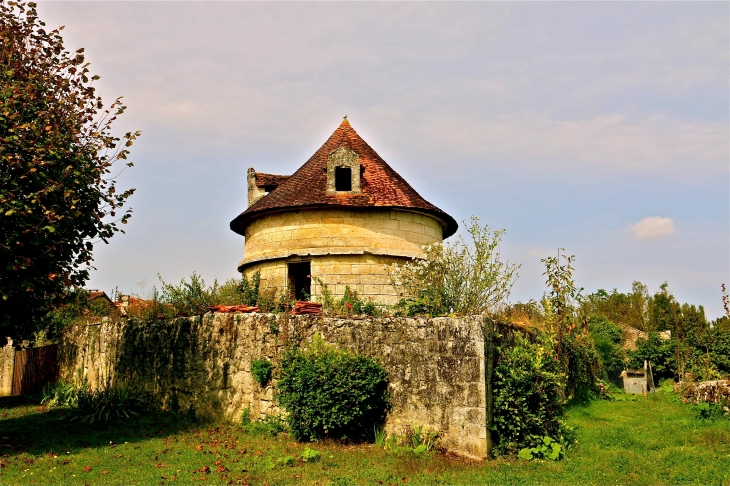 Le grand colombier du XVIIe siècle - La Tour-Blanche