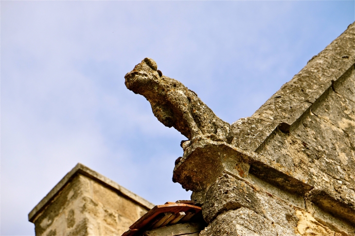 Sculpture de chien du pignon ouest du manoir de Nanchapt - La Tour-Blanche