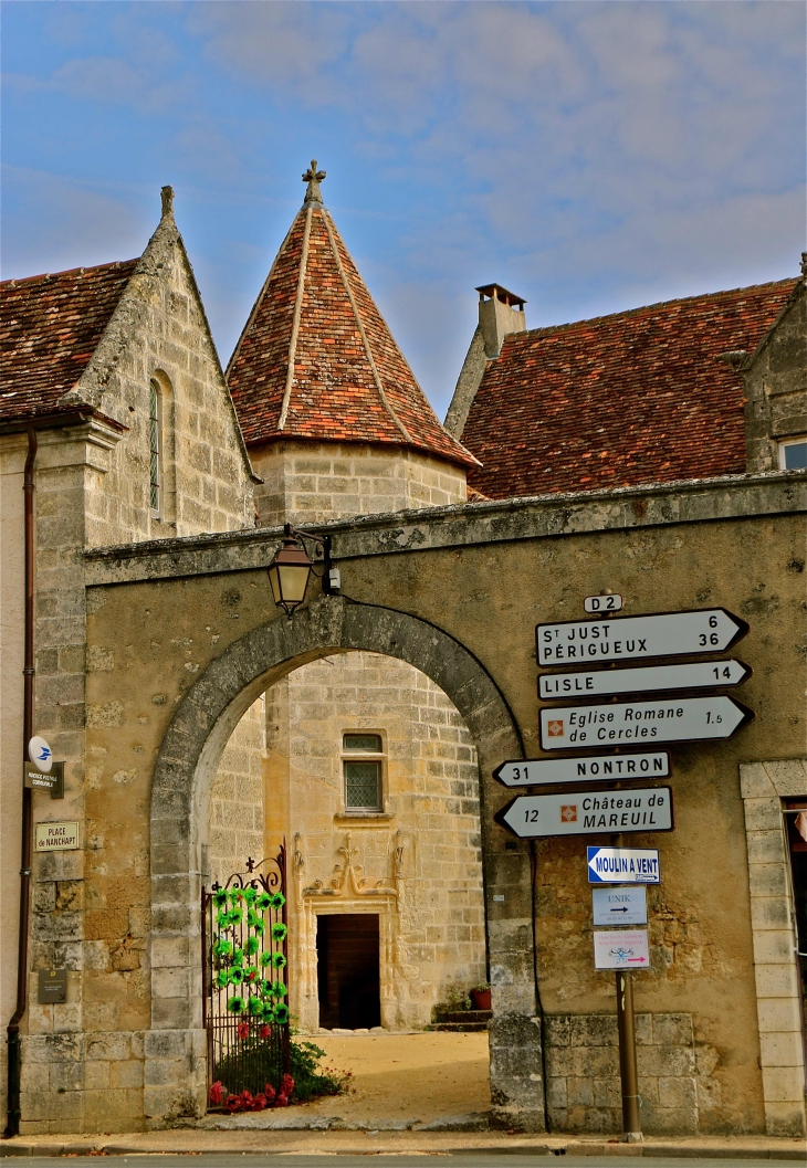 L'entrée du château de Nanchapt - La Tour-Blanche