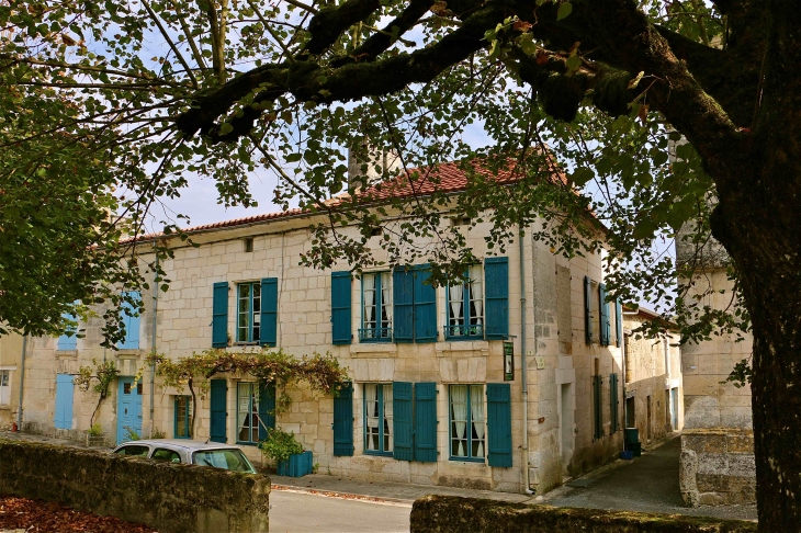 Dans le village - La Tour-Blanche