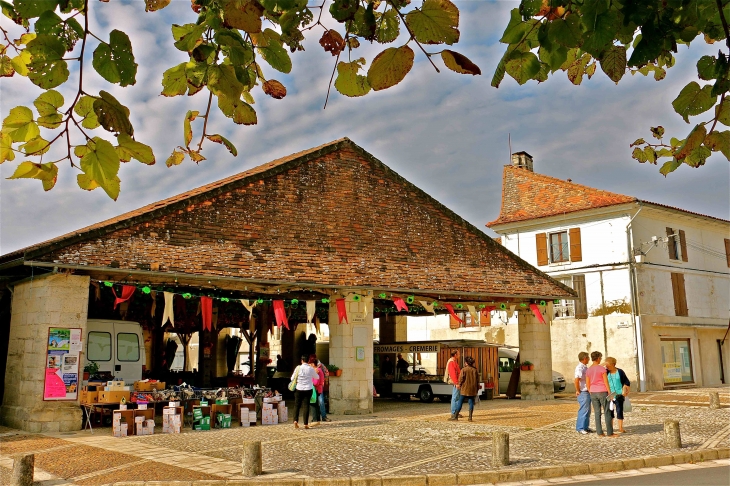 La halle - La Tour-Blanche