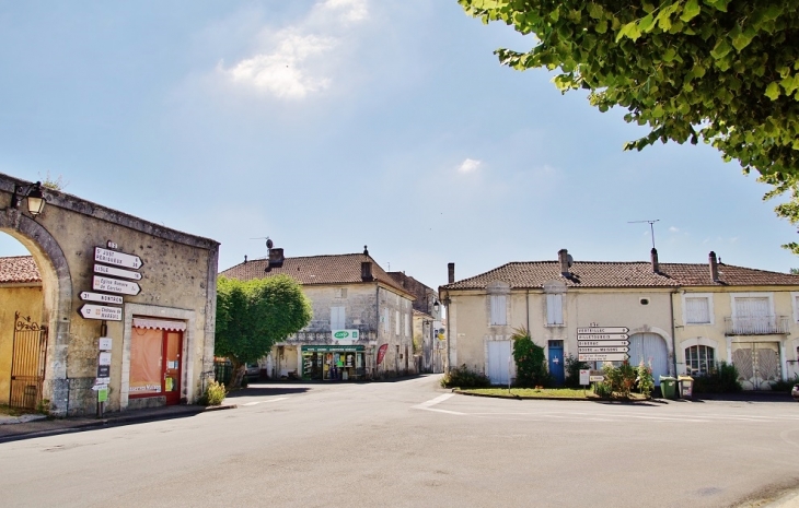 Le Village - La Tour-Blanche