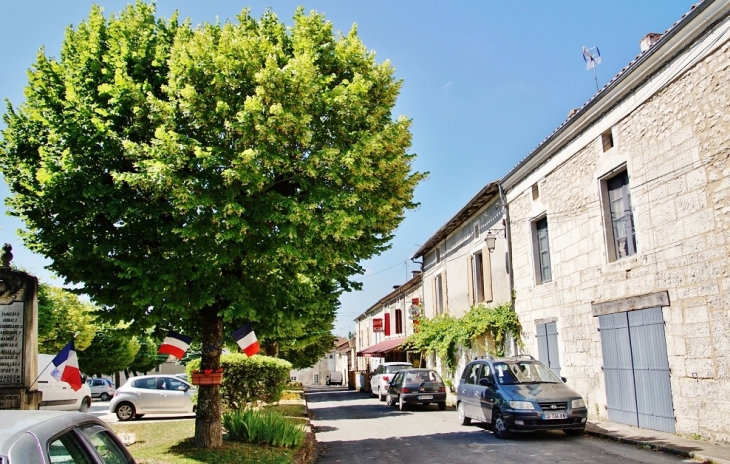 Le Village - La Tour-Blanche