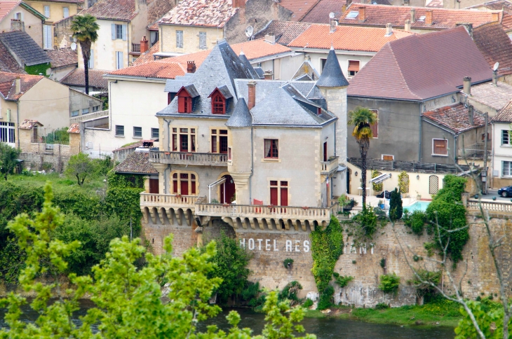 Vue sur le village. - Lalinde