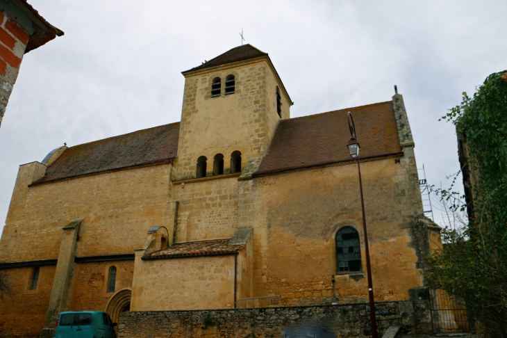 Façade sud de l'église Sainte Colombe. - Lalinde