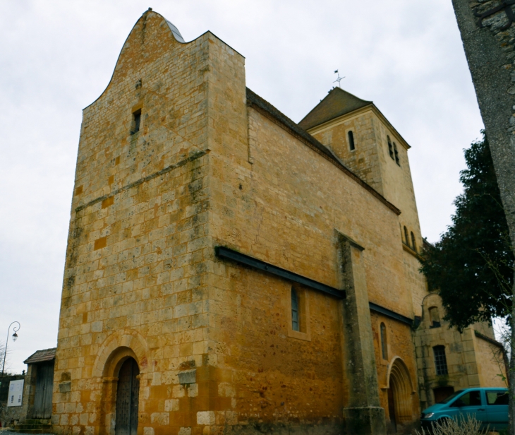 Façade nord ouest de l'église Sainte Colombe. - Lalinde