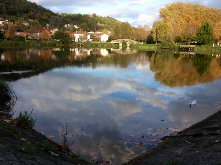 L'ancien port batellier sur le canal. - Lalinde