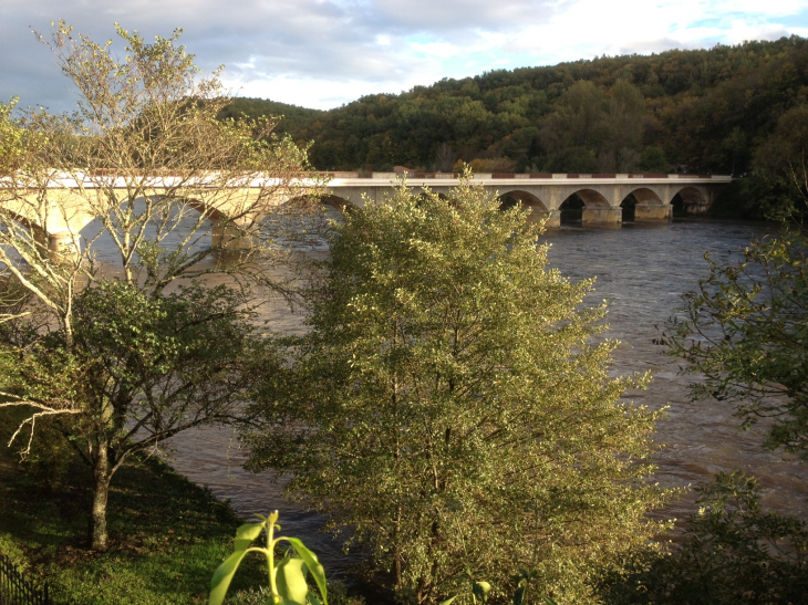 Le pont sur la Dordogne. - Lalinde