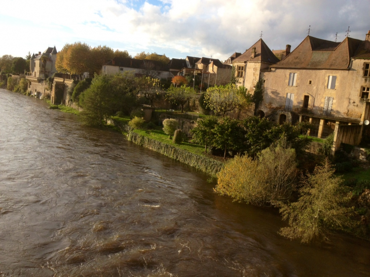 Anciennes maisons au bord de la Dordogne. - Lalinde