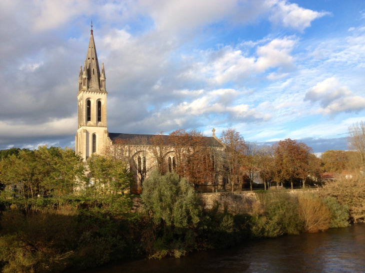 L'église vue du pont. - Lalinde