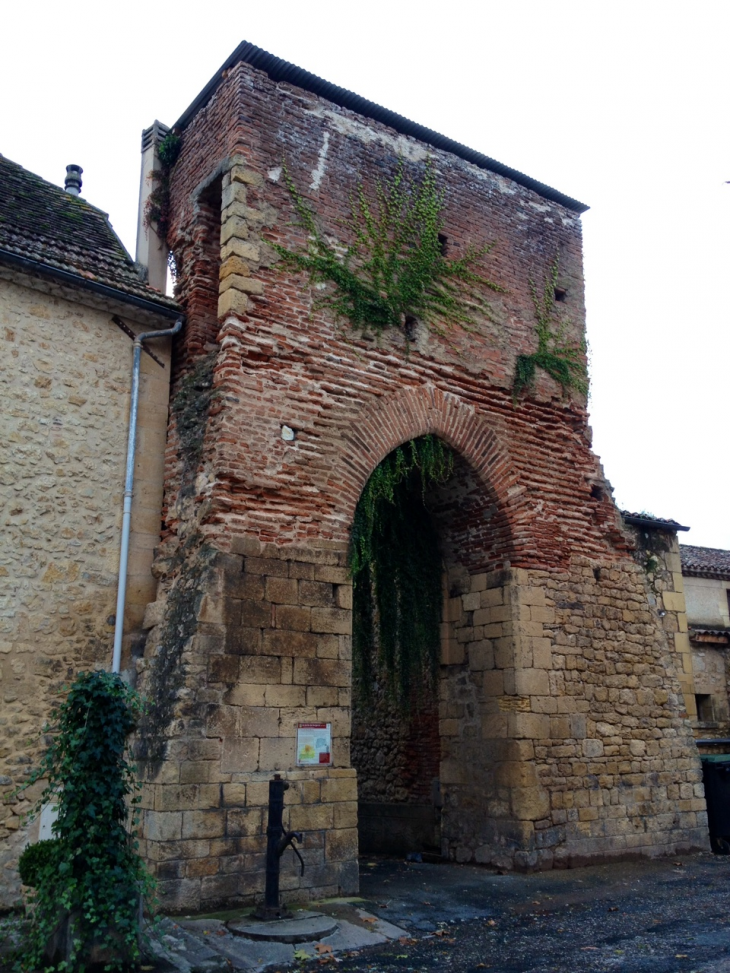 La porte de Bergerac, vestige du XIVème siècle des anciens remparts de la bastide - Lalinde