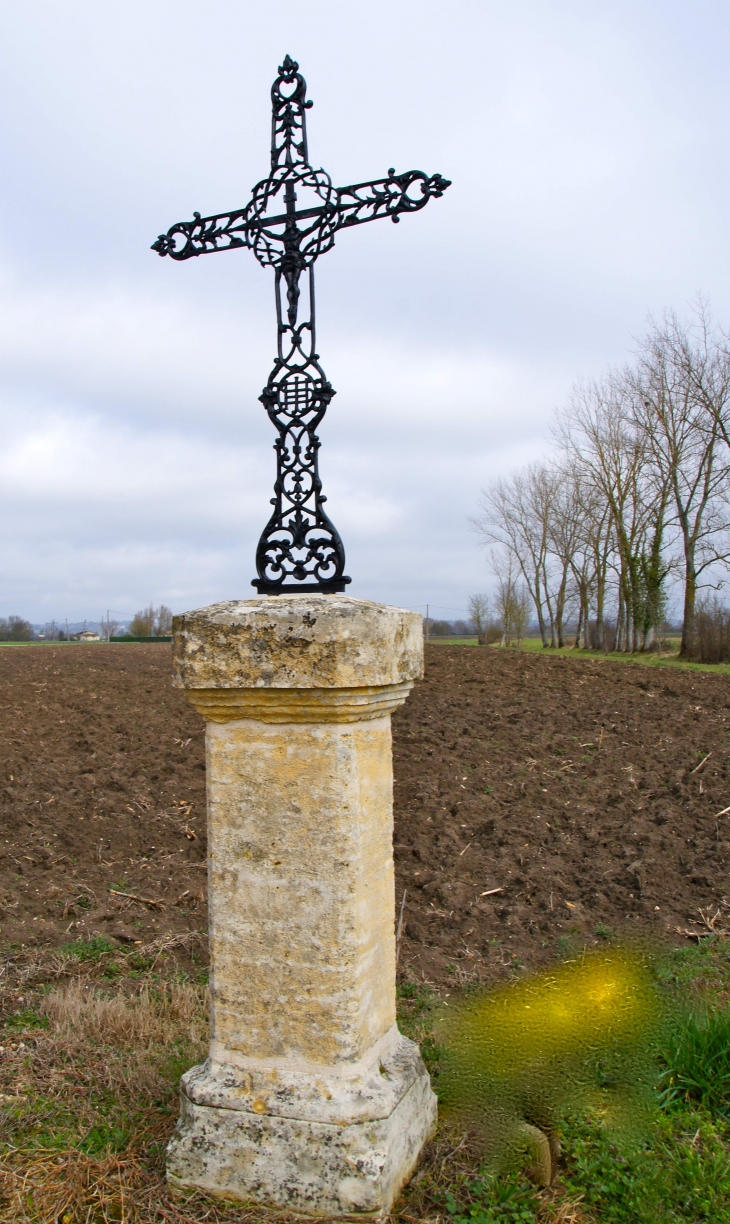 Le Monteil : Croix de Chemin. - Lamonzie-Saint-Martin