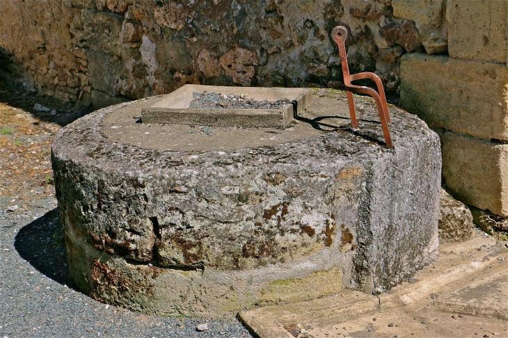 Le puits ancien du château - Lamothe-Montravel