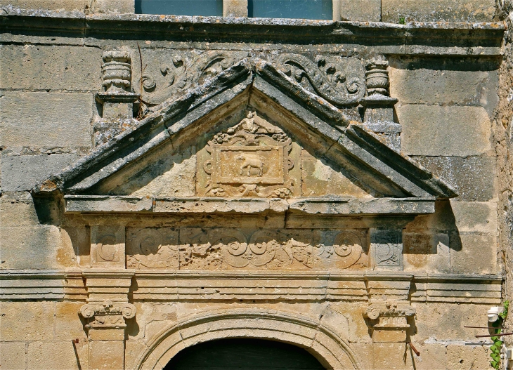 Fronton de la porte Renaissance du Château des Archevêques de Bordeaux - Lamothe-Montravel