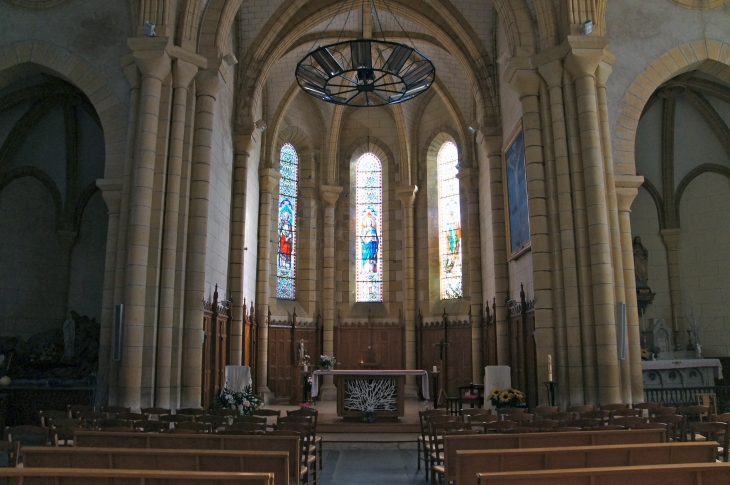 Le choeur de l'église Saint Pierre ès Liens. - Lanouaille