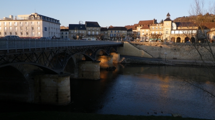 Le pont sur la Vézère. - Le Bugue