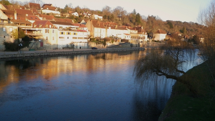 Front de rivière sur la Vézère. - Le Bugue