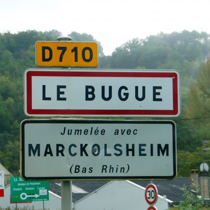 Autrefois : occupation du territoire dès l'époque préhistorique. Centena Albucense en 856. Al Bugo au XVIIe siècle. Une abbaye benedistine, fondée au Xe siècle a aujourd'hui complètement disparu. - Le Bugue